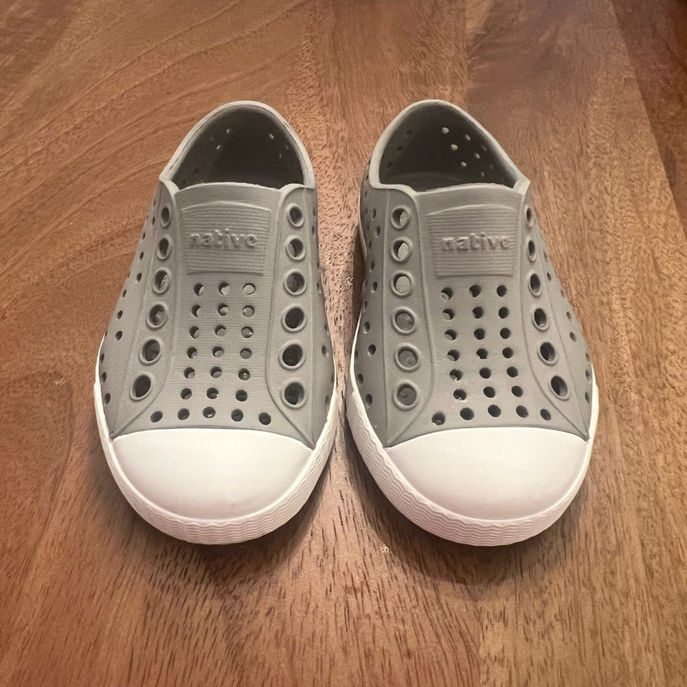 Gray Natives size 5 toddler
